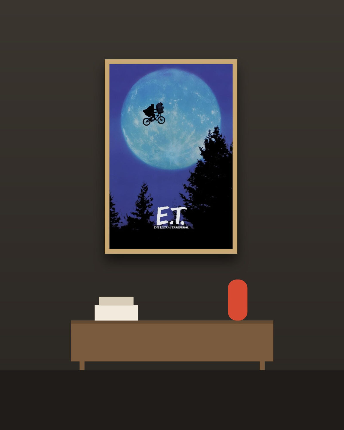 E.T. the Extra-Terrestrial en una pared oscura con marco de kiri claro (imagen ilustrativa)