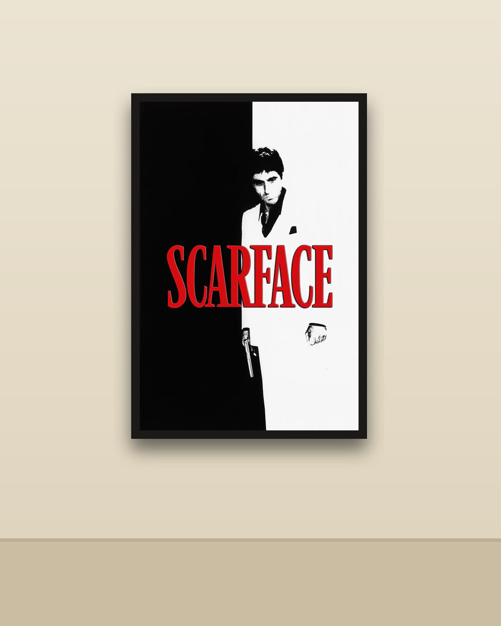 Scarface en una pared clara con marco negro (imagen ilustrativa)