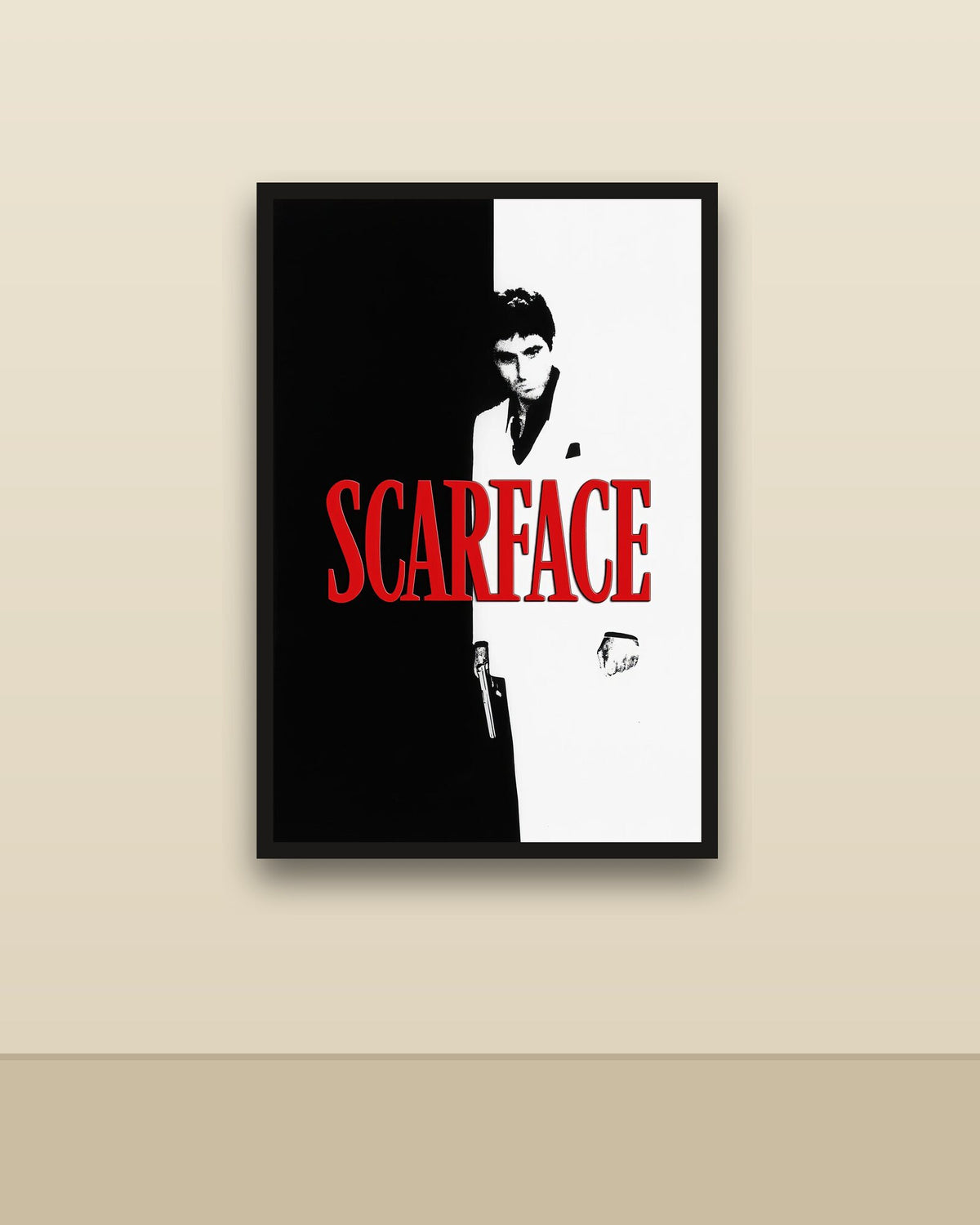 Scarface en una pared clara con marco negro (imagen ilustrativa)