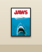 Jaws en una pared clara con marco negro (imagen ilustrativa)