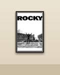 Rocky en una pared clara con marco negro (imagen ilustrativa)