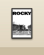 Rocky en una pared clara con marco negro (imagen ilustrativa)