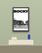 Rocky en una pared verde con marco negro (imagen ilustrativa)