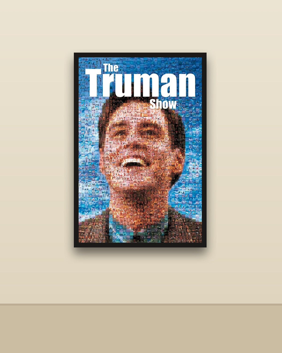 The Truman Show en una pared clara con marco negro (imagen ilustrativa)