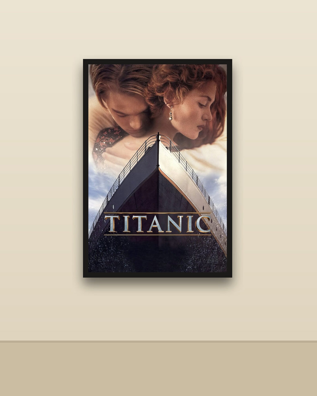 Titanic en una pared clara con marco negro (imagen ilustrativa)