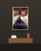 Titanic en una pared oscura con marco de kiri claro (imagen ilustrativa)