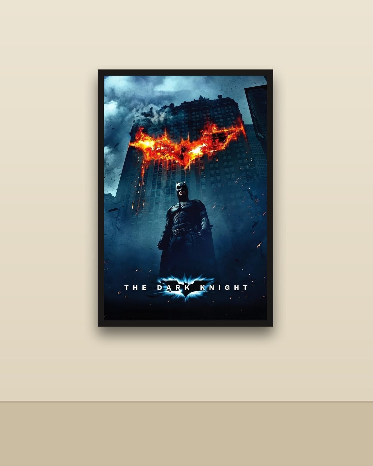 The Dark Knight en una pared clara con marco negro (imagen ilustrativa)