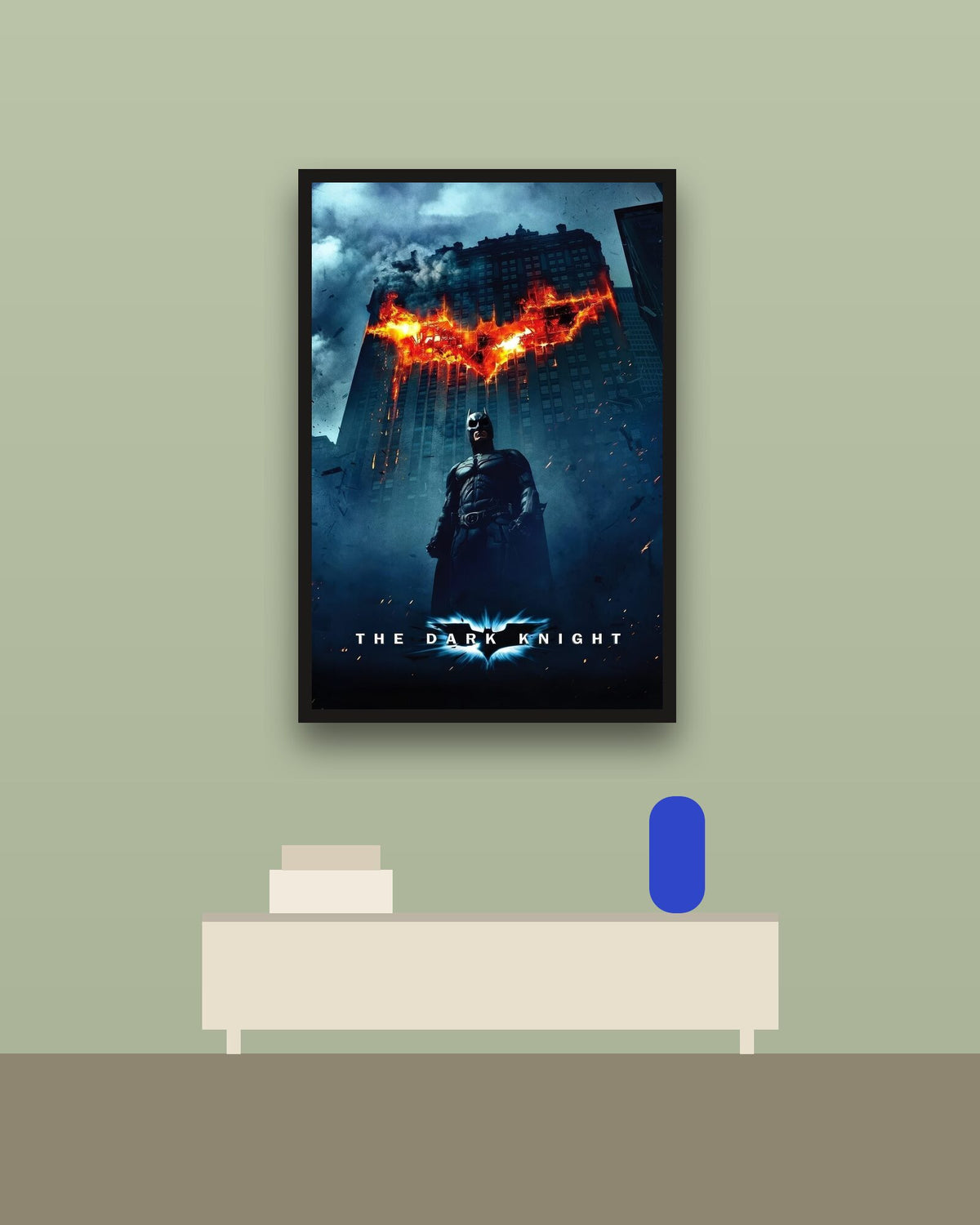 The Dark Knight en una pared verde con marco negro (imagen ilustrativa)