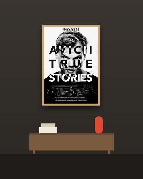Avicii True Stories en una pared oscura con marco de kiri claro (imagen ilustrativa)