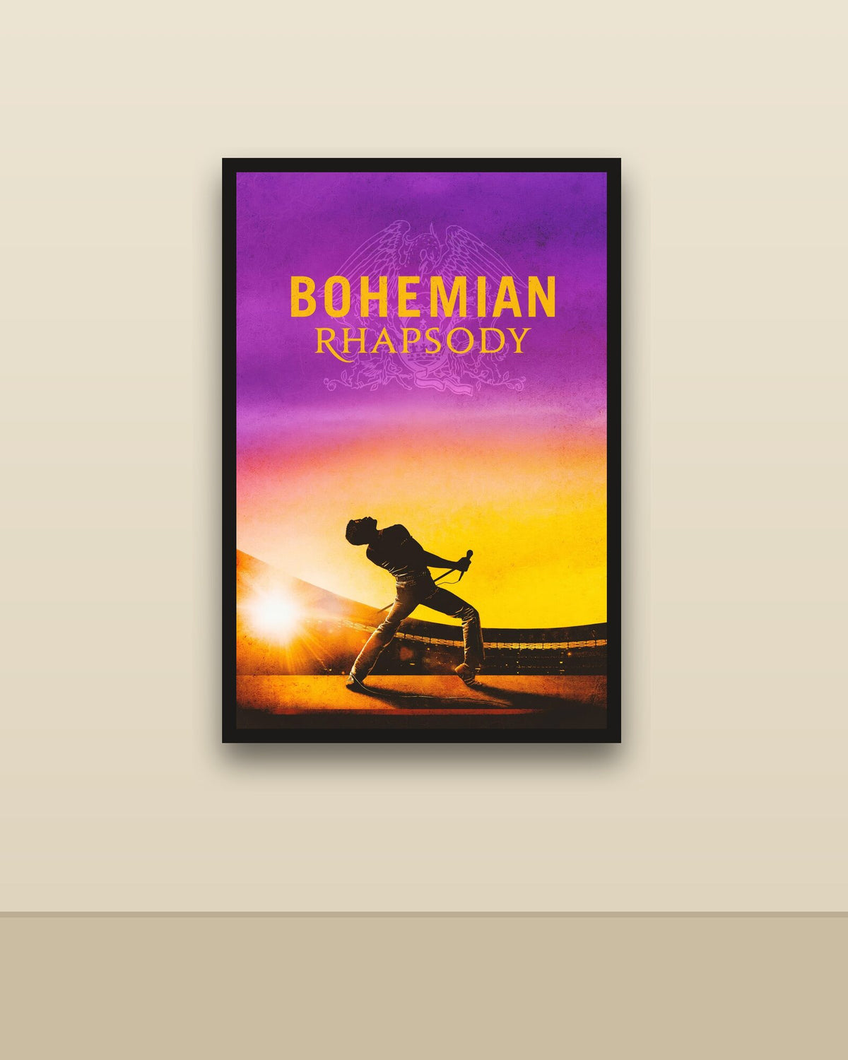 Bohemian Rhapsody en una pared clara con marco negro (imagen ilustrativa)