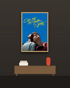 Call Me by Your Name en una pared oscura con marco de kiri claro (imagen ilustrativa)