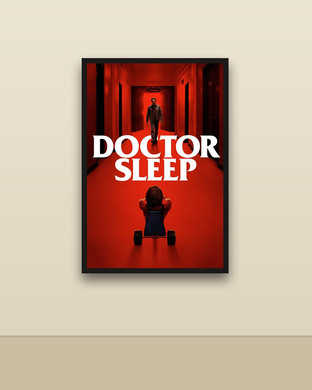 Doctor Sleep en una pared clara con marco negro (imagen ilustrativa)
