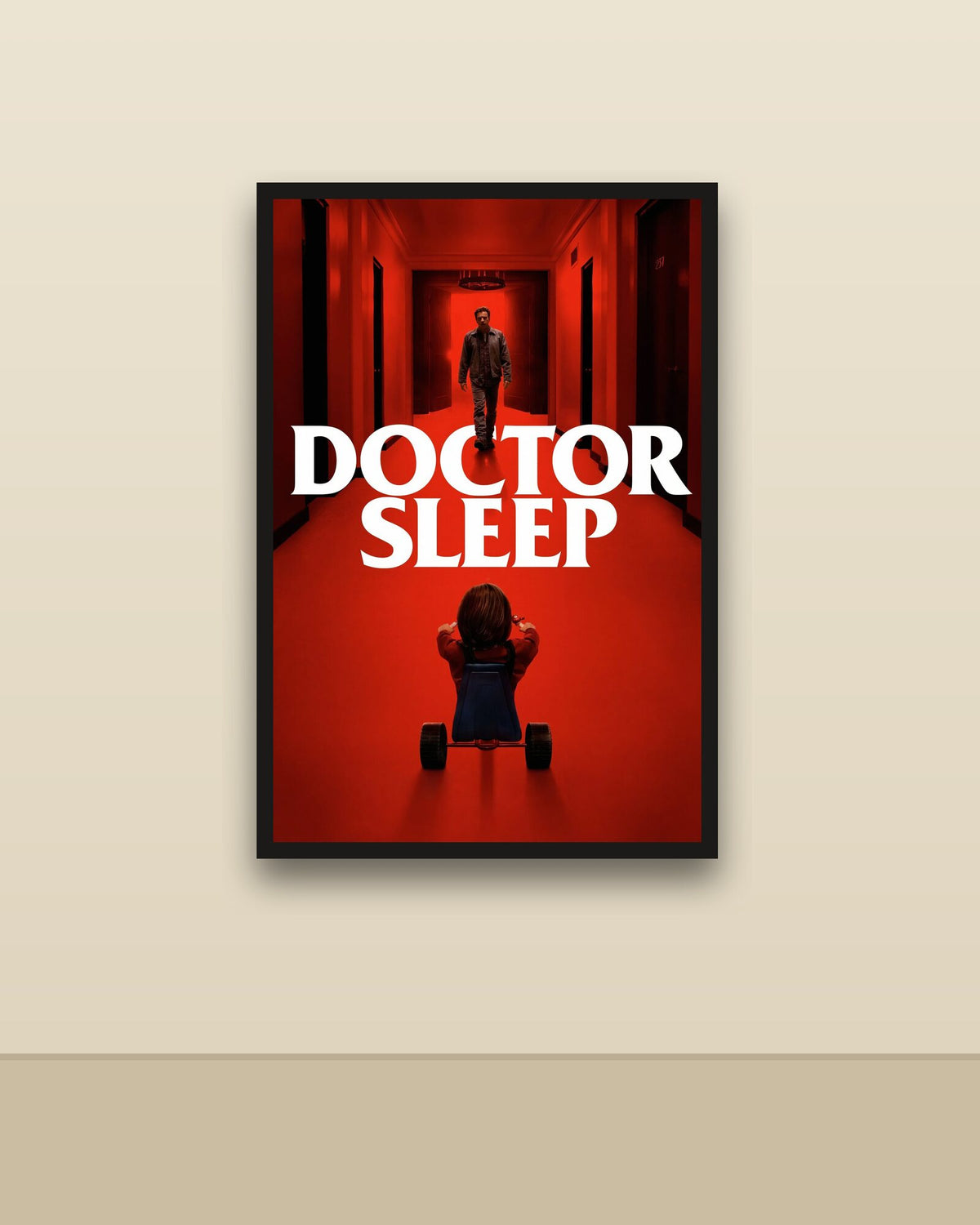 Doctor Sleep en una pared clara con marco negro (imagen ilustrativa)