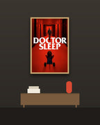 Doctor Sleep en una pared oscura con marco de kiri claro (imagen ilustrativa)
