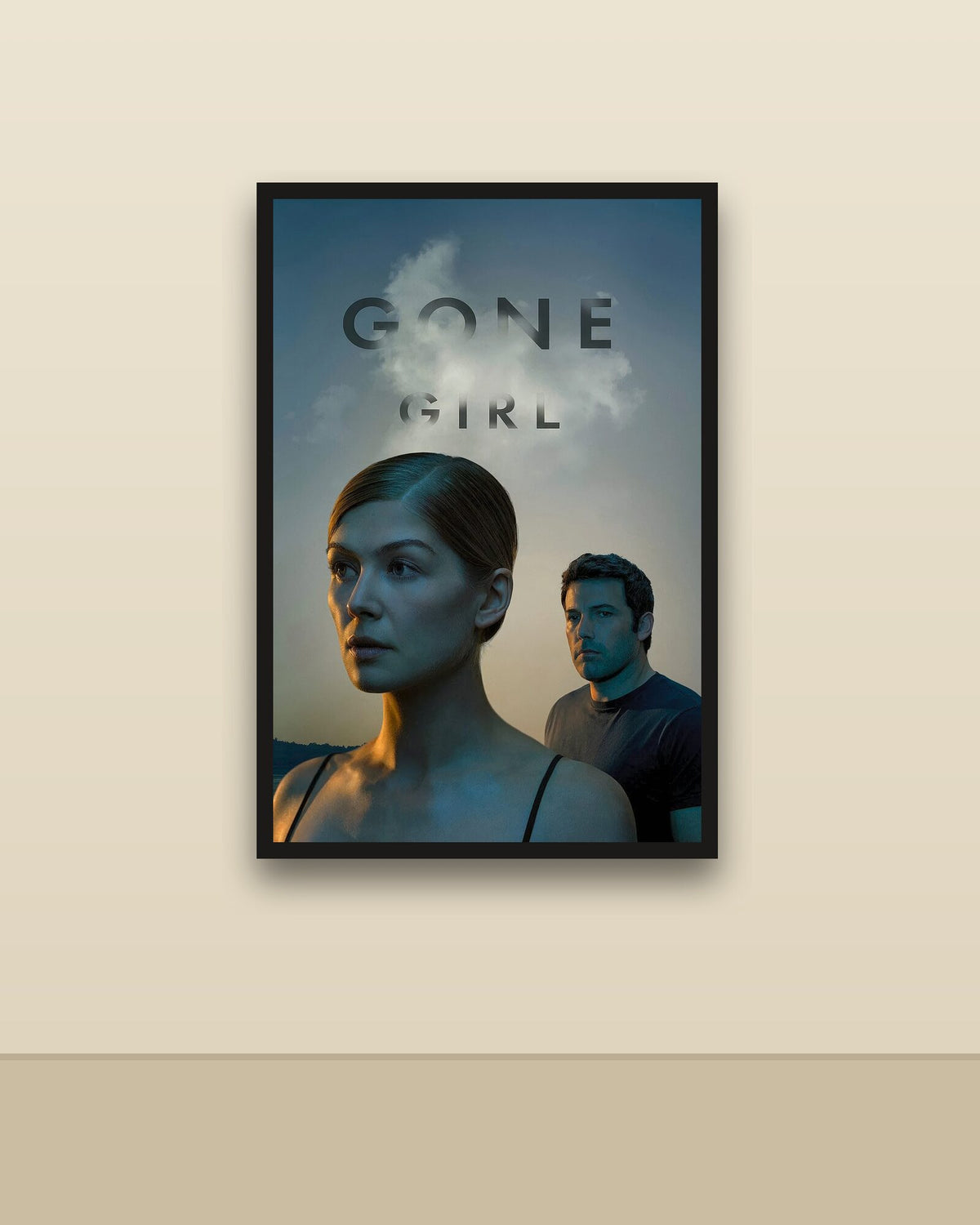 Gone Girl en una pared clara con marco negro (imagen ilustrativa)