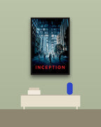 Inception en una pared verde con marco negro (imagen ilustrativa)