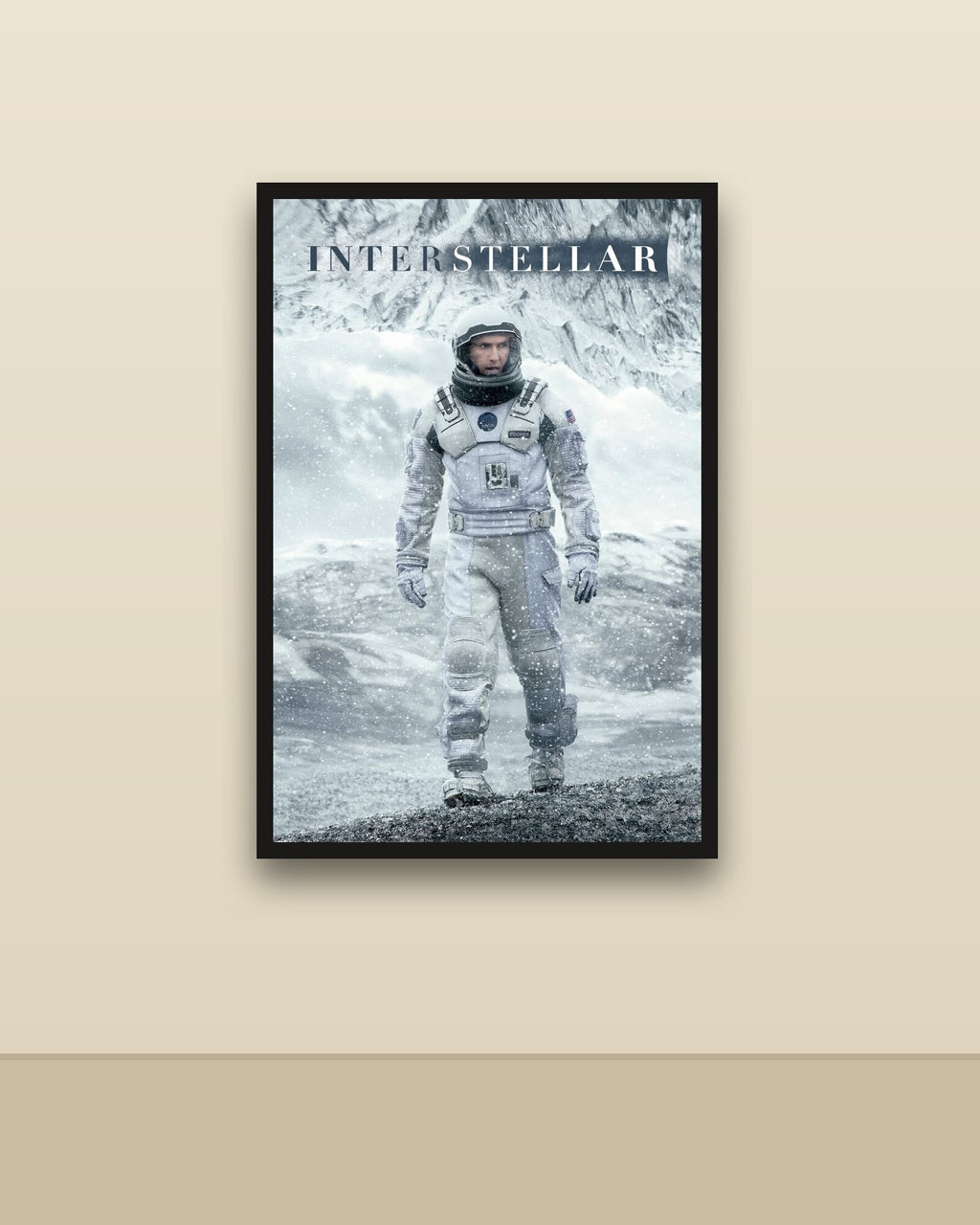 Interstellar en una pared clara con marco negro (imagen ilustrativa)