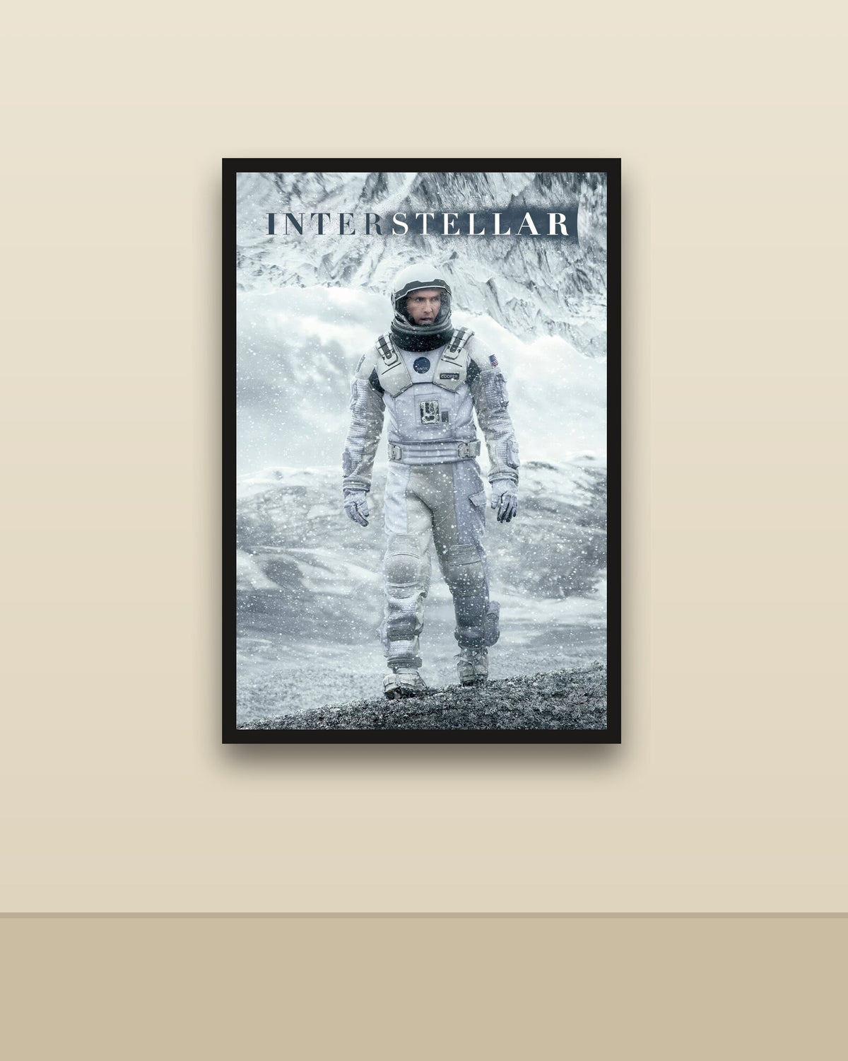 Interstellar en una pared clara con marco negro (imagen ilustrativa)