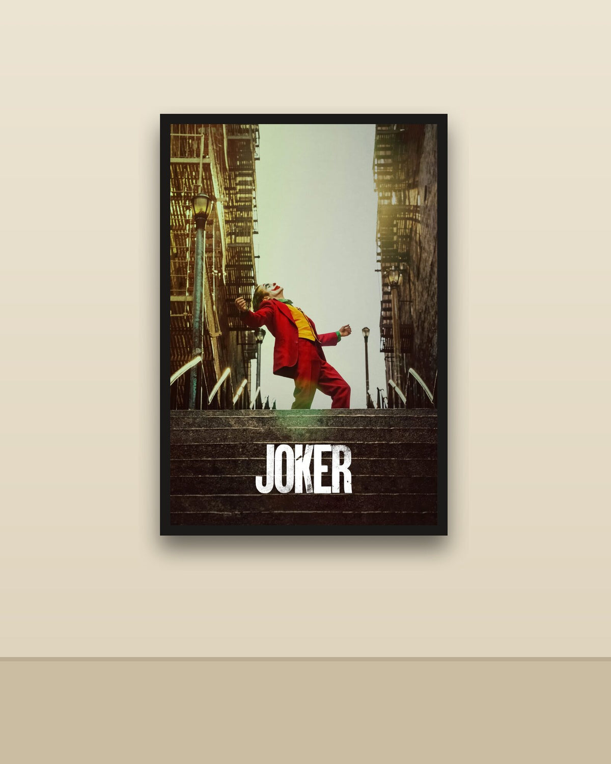 Joker en una pared clara con marco negro (imagen ilustrativa)