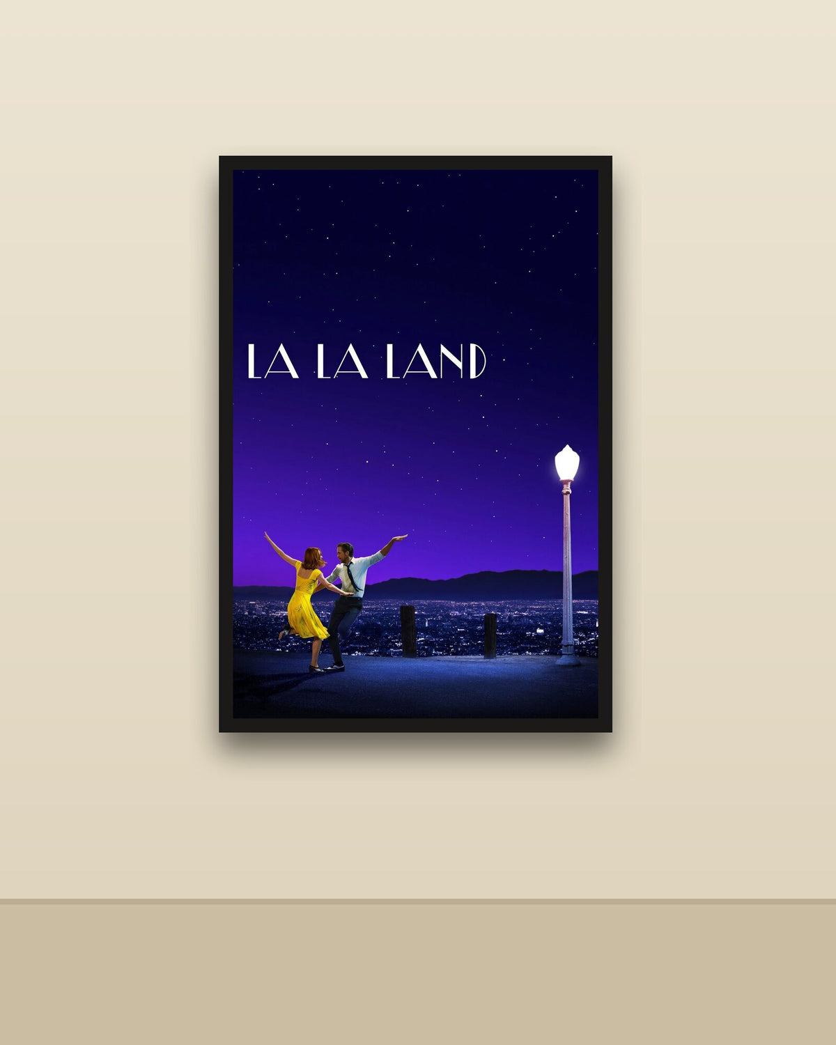 La La Land en una pared clara con marco negro (imagen ilustrativa)