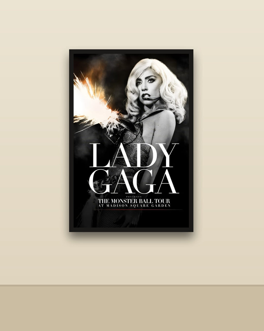 Lady Gaga Presents The Monster Ball Tour at Madison Square Garden en una pared clara con marco negro (imagen ilustrativa)