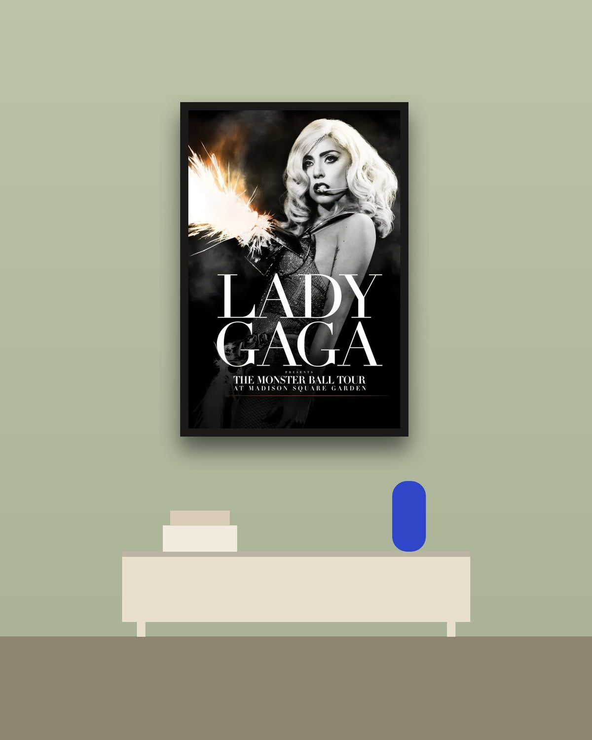 Lady Gaga Presents The Monster Ball Tour at Madison Square Garden en una pared verde con marco negro (imagen ilustrativa)