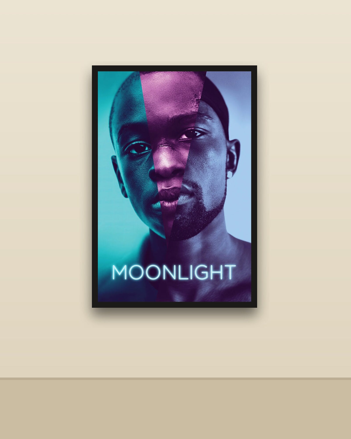 Moonlight en una pared clara con marco negro (imagen ilustrativa)