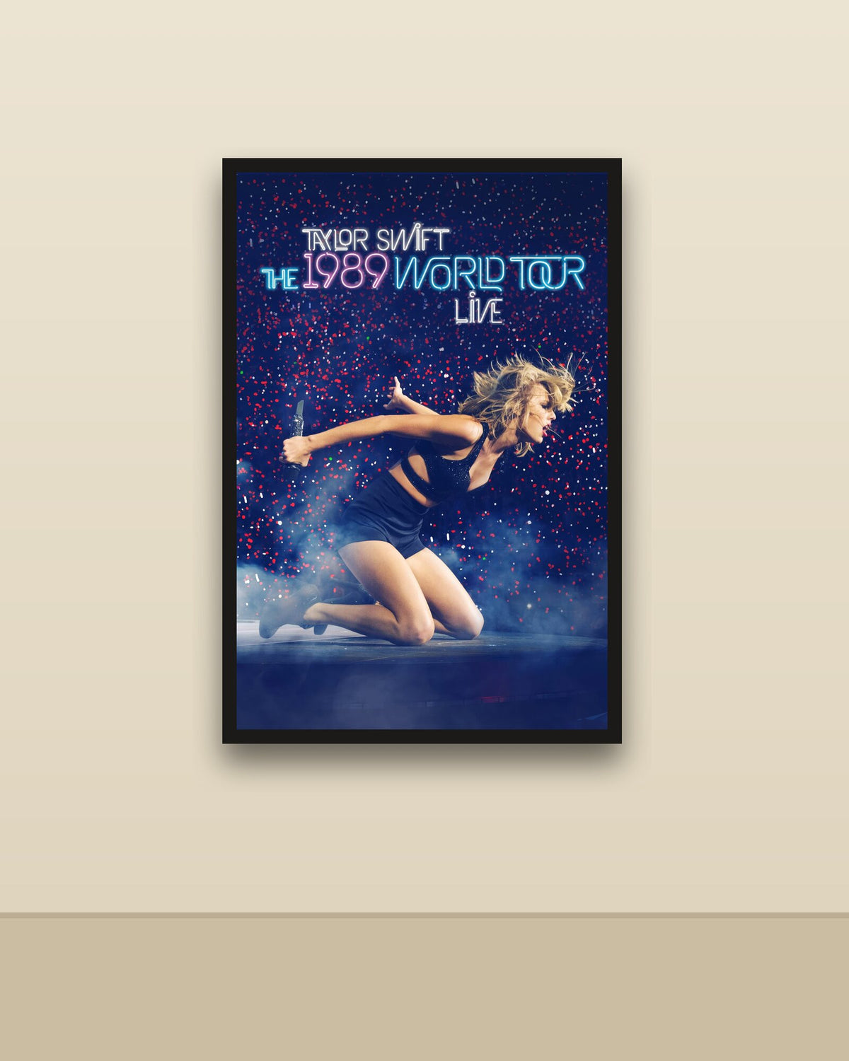 Taylor Swift The 1989 World Tour - Live en una pared clara con marco negro (imagen ilustrativa)