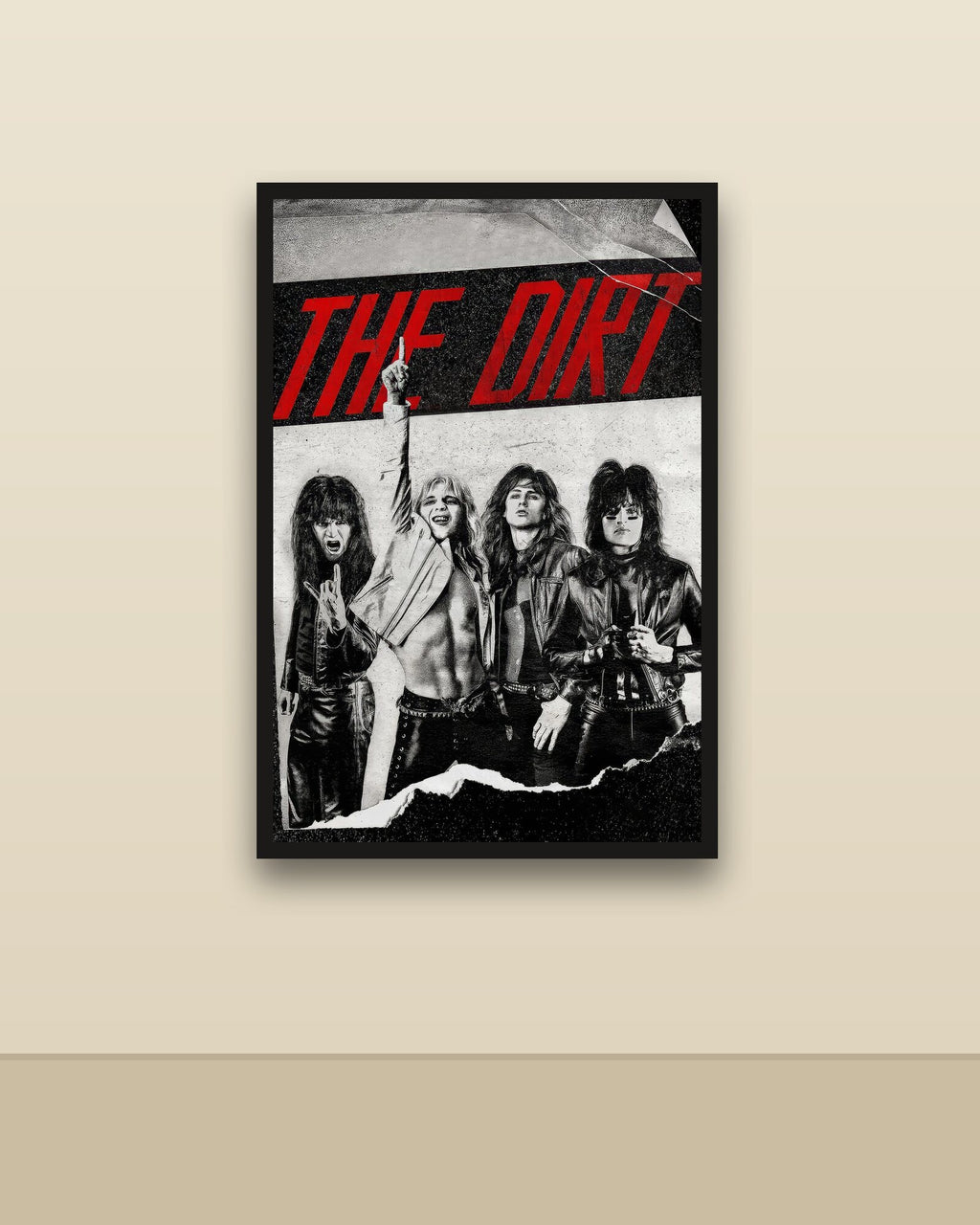 The Dirt en una pared clara con marco negro (imagen ilustrativa)