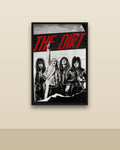 The Dirt en una pared clara con marco negro (imagen ilustrativa)