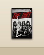 The Dirt en una pared clara con marco negro (imagen ilustrativa)