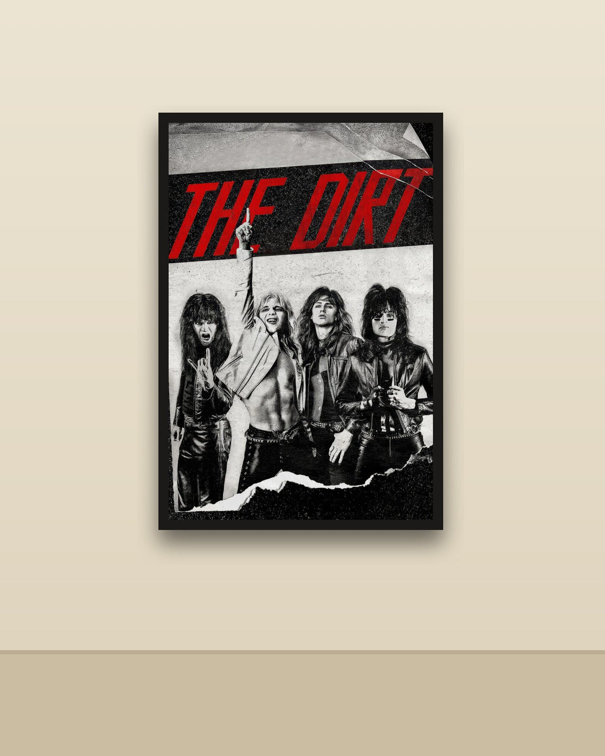 The Dirt en una pared clara con marco negro (imagen ilustrativa)