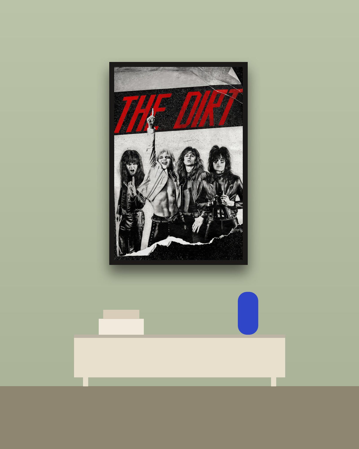 The Dirt en una pared verde con marco negro (imagen ilustrativa)