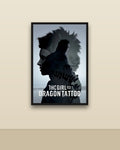 The Girl with the Dragon Tattoo en una pared clara con marco negro (imagen ilustrativa)