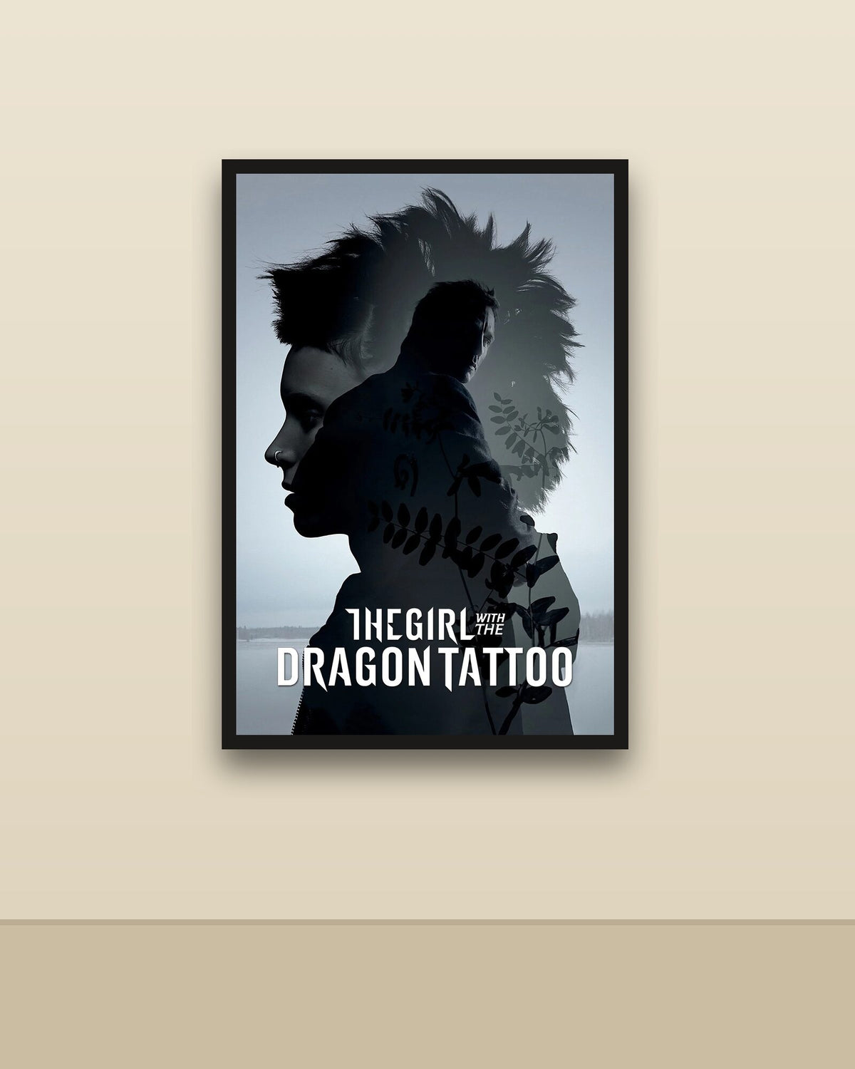 The Girl with the Dragon Tattoo en una pared clara con marco negro (imagen ilustrativa)