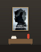 The Girl with the Dragon Tattoo en una pared oscura con marco de kiri claro (imagen ilustrativa)
