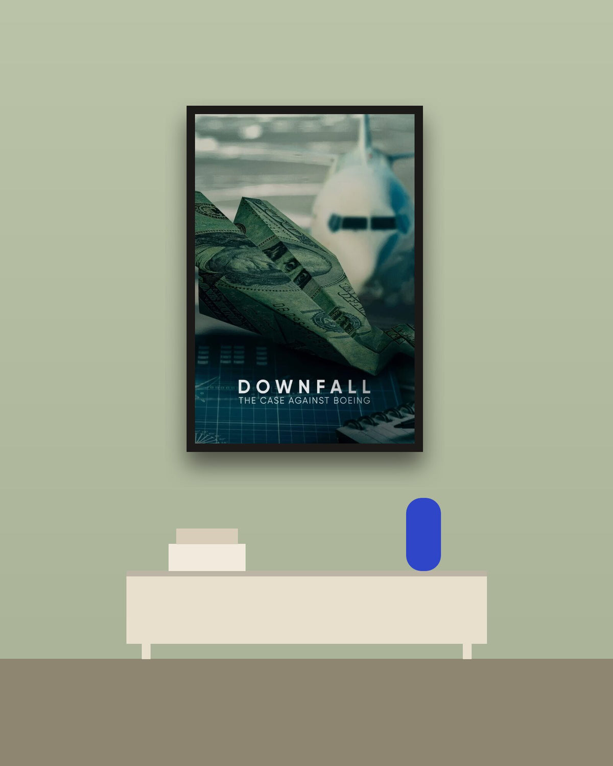 Downfall The Case Against Boeing en una pared verde con marco negro (imagen ilustrativa)