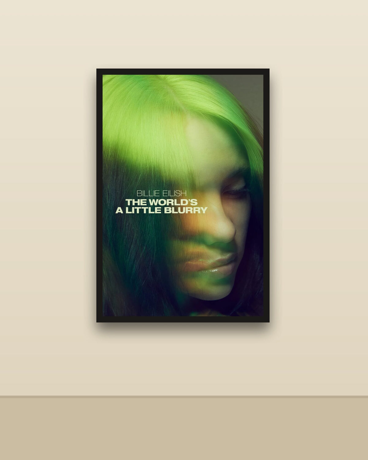 Billie Eilish The World's a Little Blurry en una pared clara con marco negro (imagen ilustrativa)