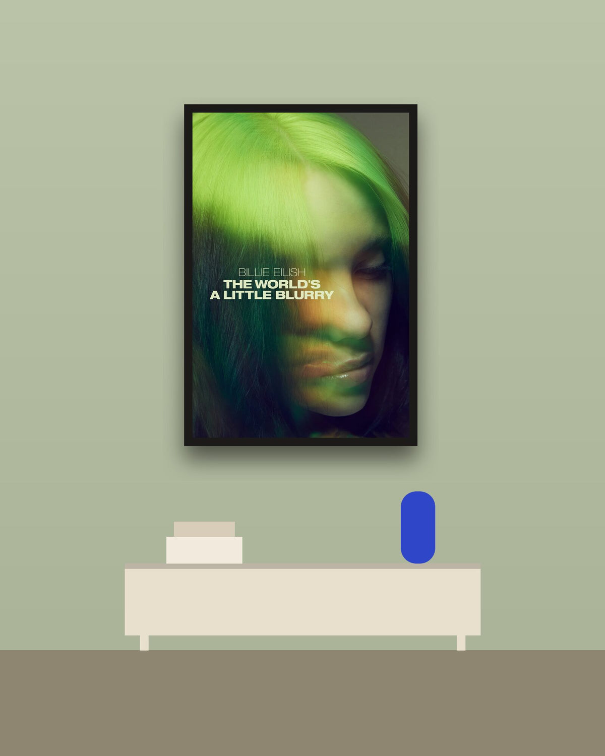 Billie Eilish The World's a Little Blurry en una pared verde con marco negro (imagen ilustrativa)