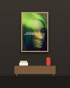 Billie Eilish The World's a Little Blurry en una pared oscura con marco de kiri claro (imagen ilustrativa)