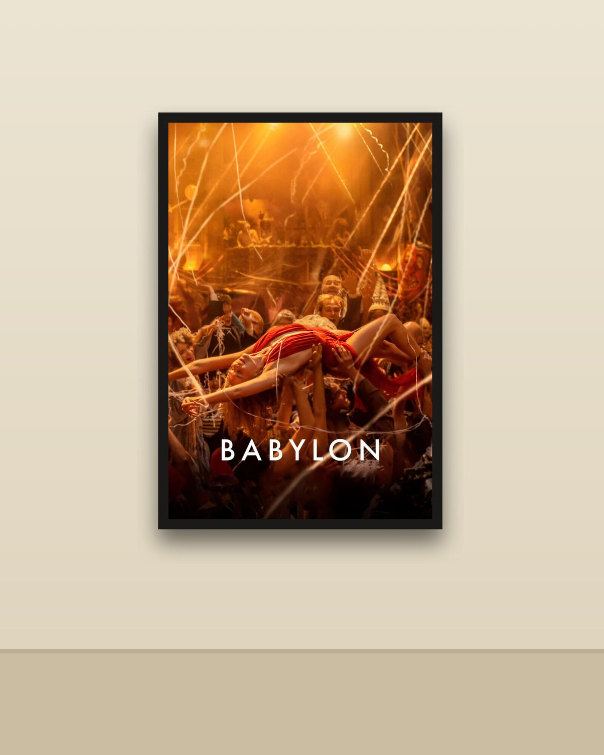 Babylon en una pared clara con marco negro (imagen ilustrativa)