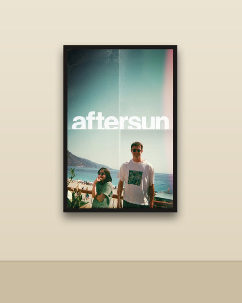 Aftersun en una pared clara con marco negro (imagen ilustrativa)