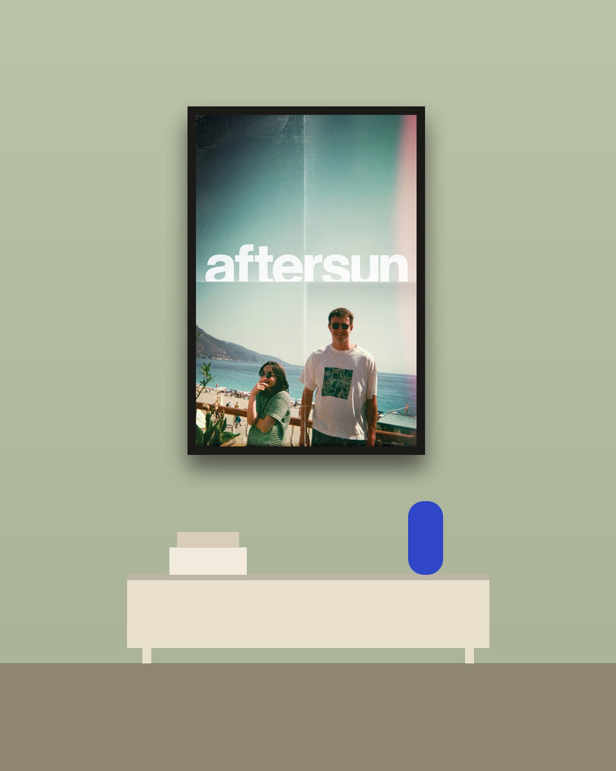Aftersun en una pared verde con marco negro (imagen ilustrativa)
